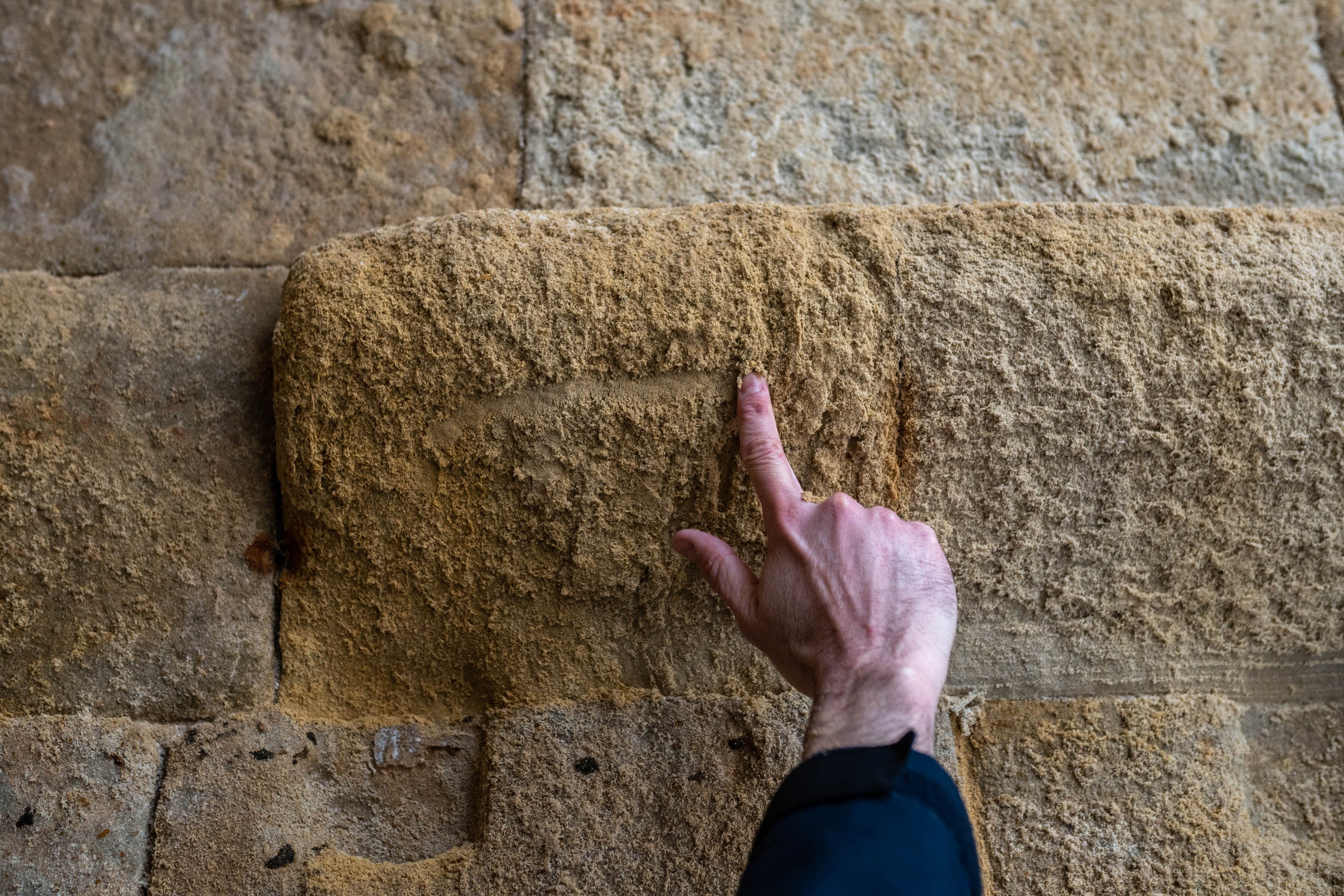 Detalle del evidente deterioro en el que se encuentran las piedras del monumento de la Cueva de Salamanca.