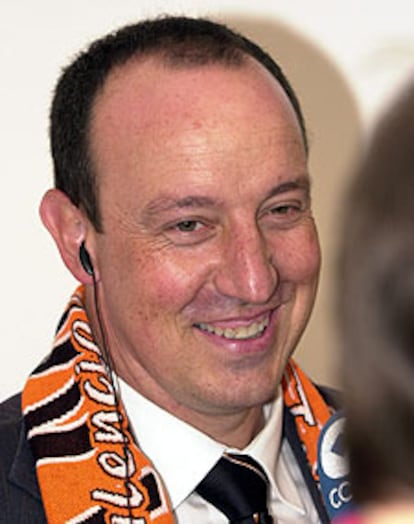 El entrenador del Valencia, Rafa Benitez, con la bufanda de su equipo, sonrie durante la rueda de prensa ofrecida al termino del partido. La consecución del campeonato liguero por parte del Valencia, ha supuesto que el técnico se haya  erigido en el entrenador que más títulos de Liga (dos) ha conseguido en la historia del club valenciano.