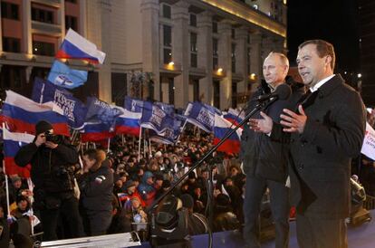 Vladímir Putin y Dmitri Medvédev celebran la victoria del primero en Moscú.