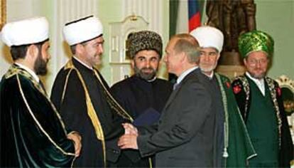 El presidente Vladímir Puntin estrecha la mano del  muftí Ravi Gaynutdin, durante un encuentro con representantes de organizaciones islámicas en Moscú.
