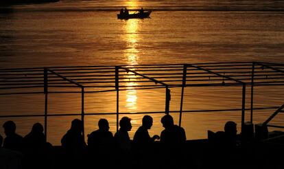 Turistas disfrutan de un paseo en barco, al atardecer, en el río Ravi en Lahore (Pakistán), 2 de julio de 2013. AFP PHOTO /