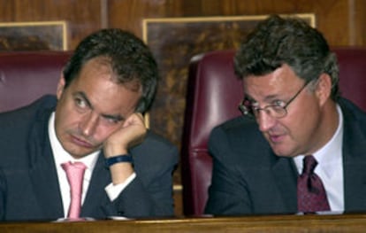 El secretario general del PSOE, José Luis Rodríguez Zapatero (izq.), y el portavoz socialista en el Congreso, Jesús Caldera, durante el Pleno extraordinario celebrado hoy.