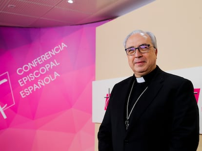 El nuevo secretario general de la Conferencia Episcopal Española, César García Magán, tras su elección el miércoles.