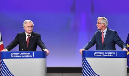 El negociador brit&aacute;nico del Brexit, David Davis (i) y el negociador de la UE Michel Barnier