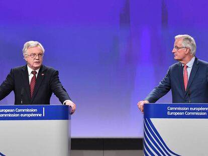 El negociador brit&aacute;nico del Brexit, David Davis (i) y el negociador de la UE Michel Barnier