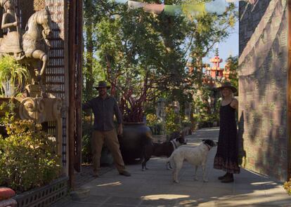 El arquitecto David Hertz y su mujer Laura Doss-Hertz reciben a los espectadores de 'Home' en Xanabu, su casa de Malibú, diseñada por Tony Duquette, que es a un tiempo un pueblo en miniatura, pabellón de caza, vivienda de ensueño y retiro de los afanes de Hollywood. |