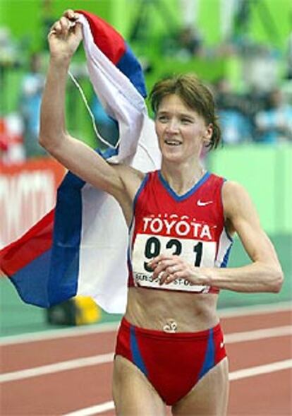 Yelena Nikolayeva, de 37 años, celebra su victoria en el Estado de Francia.