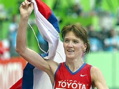Yelena Nikolayeva, de 37 años, celebra su victoria en el Estado de Francia.
