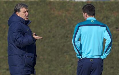 Martino charla con Messi antes del entrenamiento.