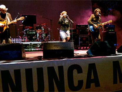El grupo Presuntos Implicados, anoche en La Cubierta de Leganés (Madrid), durante el concierto Nunca Máis.