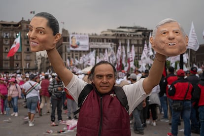 Un vendedor muestra máscaras con la imagen de Claudia Sheinbaum y López Obrador.