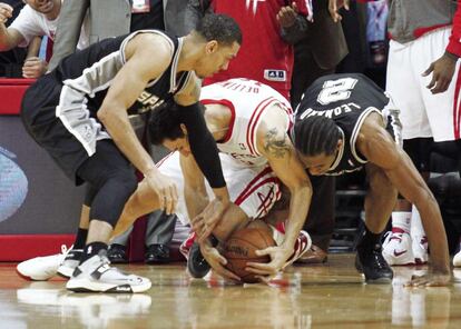 Green y Leonard, de los Spurs, luchan por el balón contra Delfino.