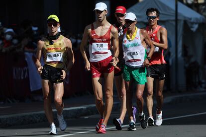 Marc Tur, de rojo, en el centro de la imagen, durante la prueba de 50 kilómetros marcha de Tokio 2020.