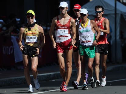 Marc Tur, en el centro de la imagen, en la prueba de los 50 kilómetros marcha