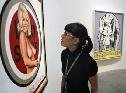 La obra de Mel Ramos <i>Rubia Lulú con suerte</i> y, al fondo, <i>Grrrrrrrrrrrrrrrr,</i> de Roy Lichtenstein, ambas de 1965.