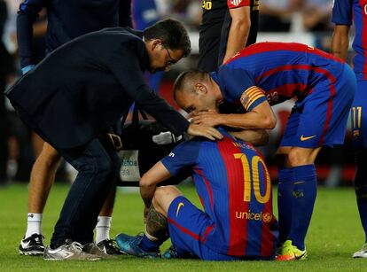 Messi fue sustituido a los 60 minutos por Arda Turan después de haber sufrido un dolor en la pierna derecha.