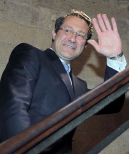 Santiago Mayor Gerardo Conde Roa bids farewell at the end of the press conference at which he announced his resignation.