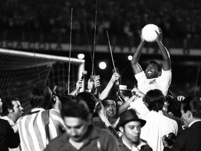 Pelé celebra su gol número 1.000.