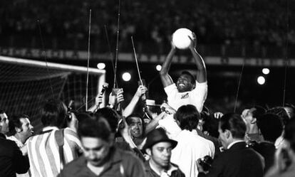 Pelé celebra su gol número 1.000.