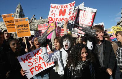 La protesta de estudiantes británcios, contra la subida de las tasas, empezó de forma pacífica. Los convocantes de la manifestación han condenado el asalto a la sede del Partido Conservador.