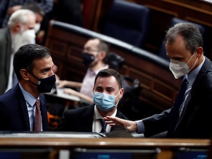 A la izquierda, el presidente del Gobierno, Pedro Sánchez , conversa con el ministro de Ciencia, Pedro Duque en el Congreso de los Diputados este miércoles.