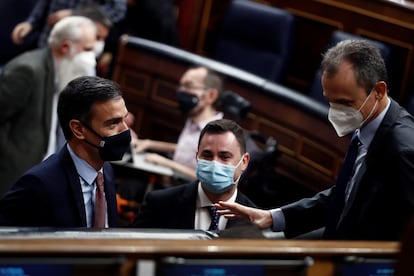 A la izquierda, el presidente del Gobierno, Pedro Sánchez , conversa con el ministro de Ciencia, Pedro Duque en el Congreso de los Diputados este miércoles.