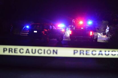 Peritos examinan loas cadáveres encontrados en Tixtla.