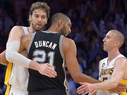 Gasol y Blake saludan a Duncan tras el partido.