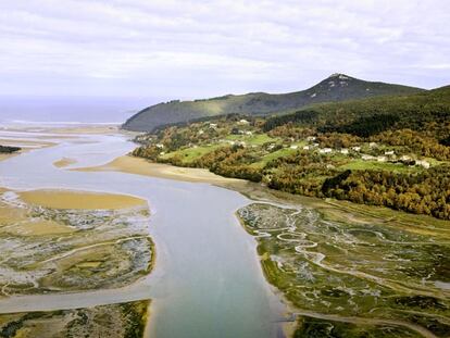Vista de las marismas de Urdaibai, en la desembocadura de la ría que atraviesa la reserva de la biosfera.