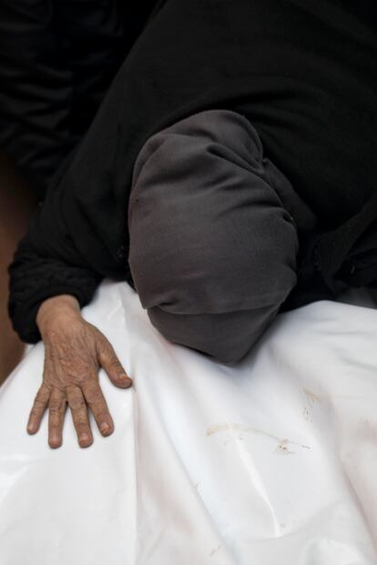 Una pariente de la familia Nassar llora junto a un cuerpo, fuera del hospital Nasser de Jan Yunis, este miércoles.
 