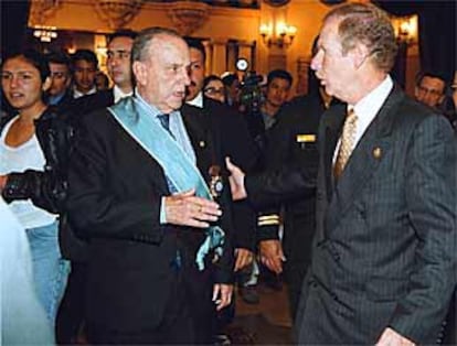 Manuel Fraga con el presidente de  Guatemala, Alvaro Arzú, depués de recibir la Orden de Quetzal.