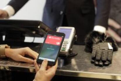 Una mujer paga con Apple Pay en una tienda de Cortefiel en Madrid.