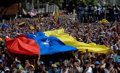 Pessoas se reúnem para escutar a Juan Guaidó.