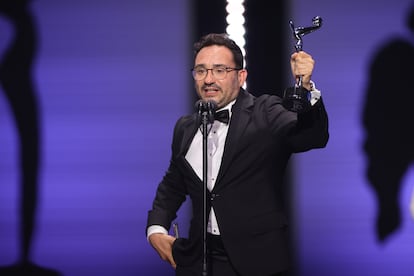Juan Antonio Bayona recibe el premio a mejor dirección por 'La sociedad de la nieve', en la undécima edición de los Premios Platino en Quintana Roo (México).