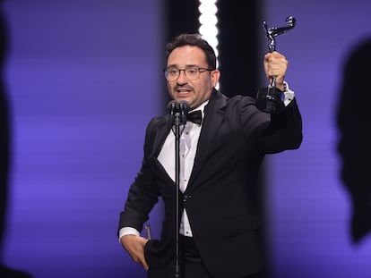 Juan Antonio Bayona recibe el premio a mejor dirección por 'La sociedad de la nieve', en la undécima edición de los Premios Platino en Quintana Roo (México).