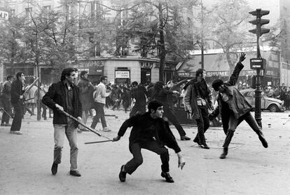 Bulevar Saint-Germain, 6 de mayo de 1968. Los manifestantes atacan a los CSR (antidisturbios franceses) con palos, barras y proyectiles de acero.