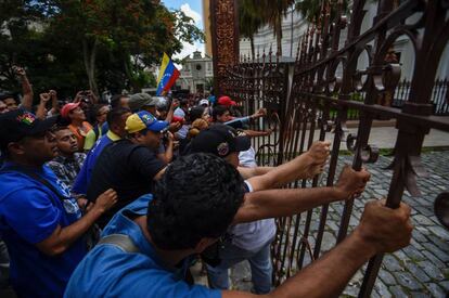 Partidarios de Maduro asaltan el Parlamento de Venezuela.