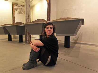 Paula Rubio Infante en la galería Formato Comodo (calle de Lope de Vega, 5) junto a su última obra: <i>come mierda</i>.