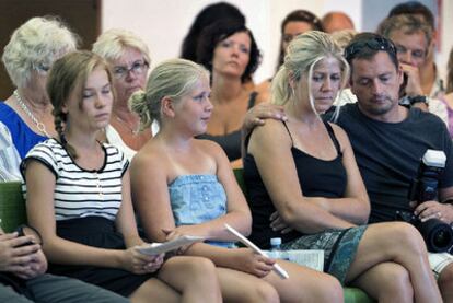 Residentes noruegos asisten al acto religioso celebrado ayer en La Vila Joiosa.