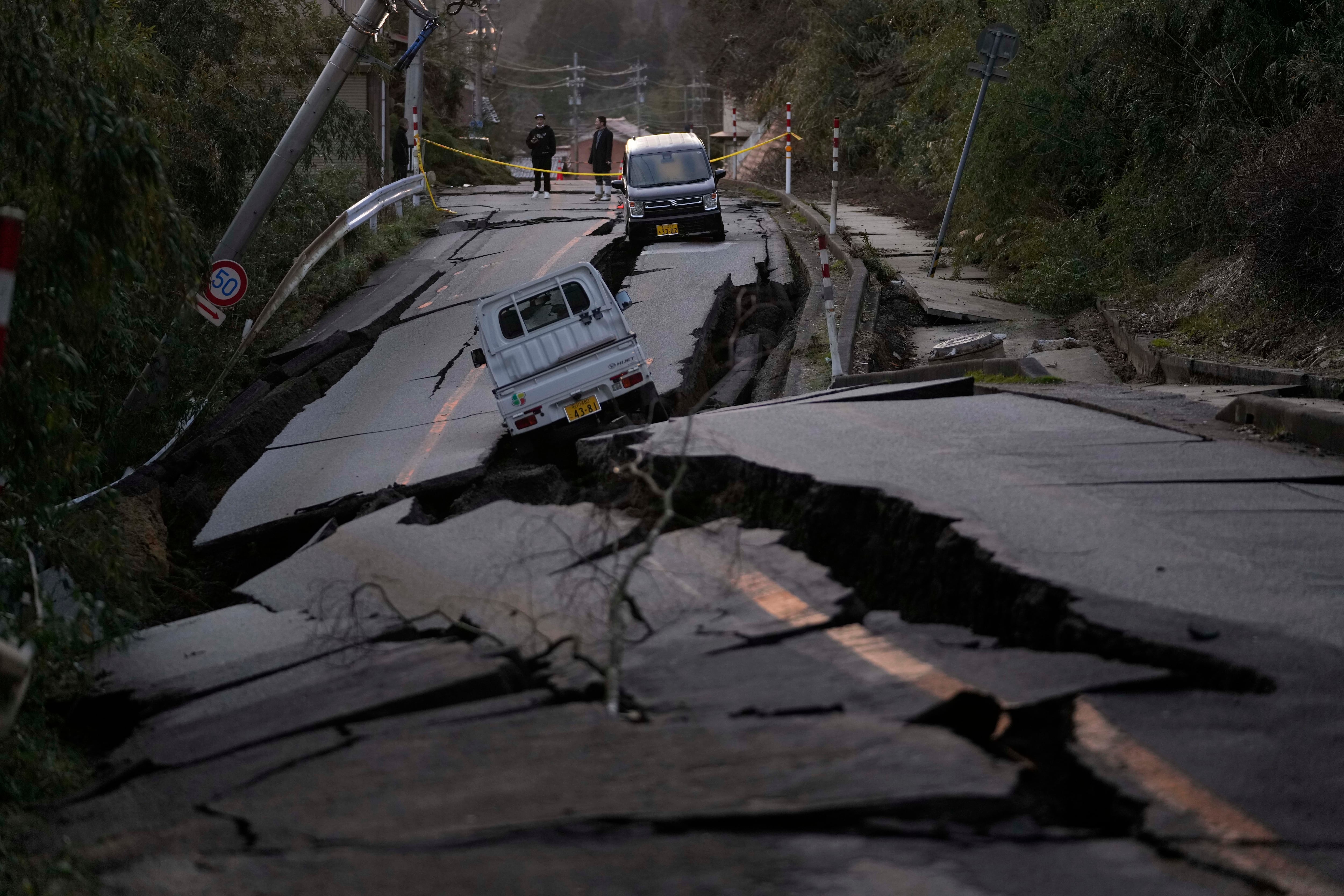 Daños causados en una carretera en la península de Noto tras el terremoto, este martes. 