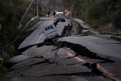 Daños causados en una carretera en la península de Noto tras el terremoto, este martes. 
