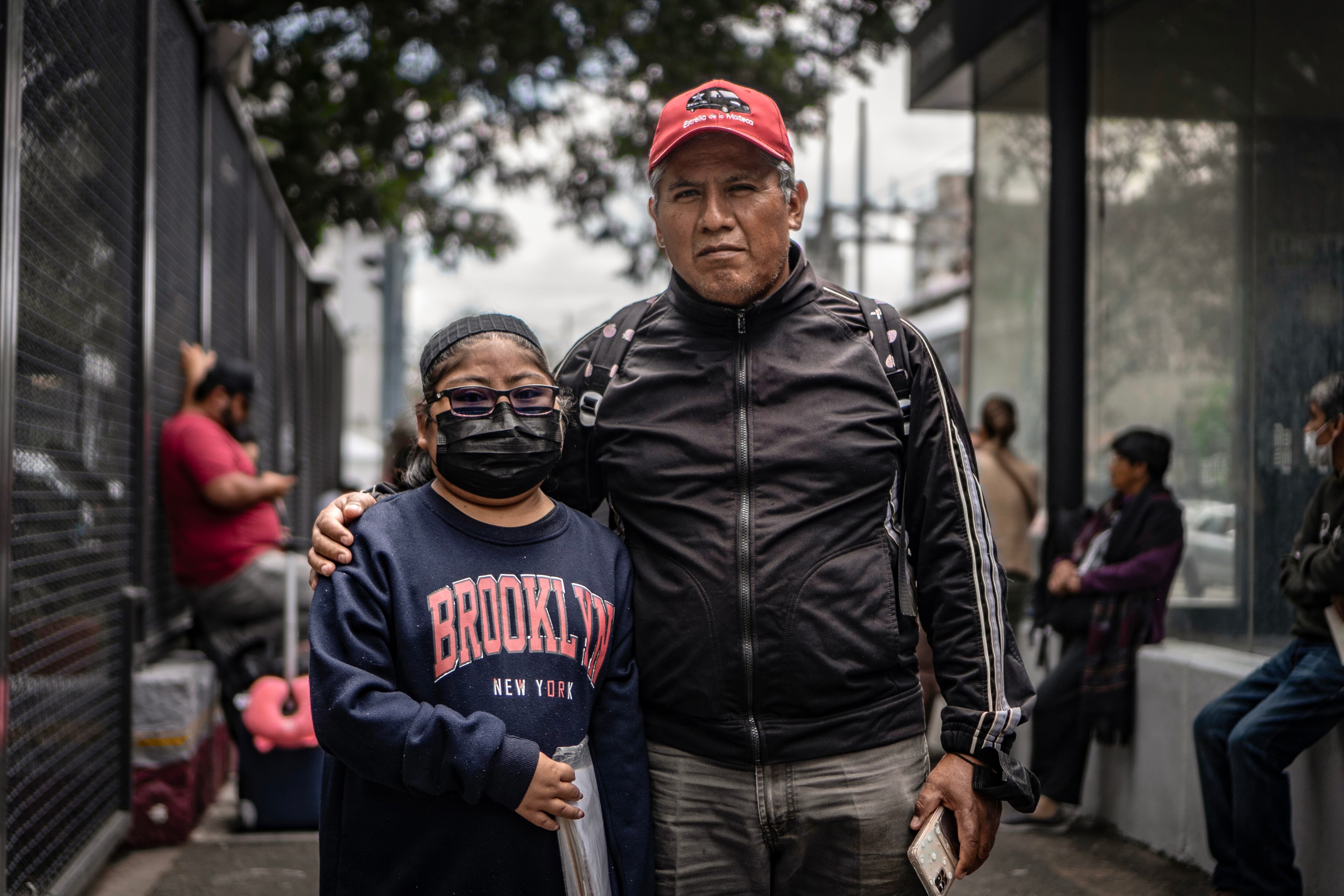 María y Óscar Velasco afuera del hospital 20 de Noviembre, en Ciudad de México.