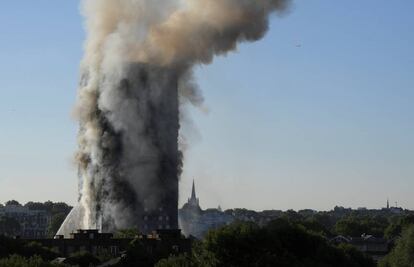 Cerca de 200 bombeiros e 40 caminhões foram deslocados a Kensington para combater as chamas.