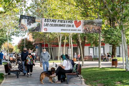 Una pancarta pide a los vecinos mesura durante las fiestas del pueblo Azuqueca de Henares que se encuentra en la frontera con Madrid.