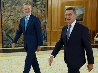 El rey Felipe VI recibe al líder del PP, Alberto Núñez Feijóo (d), en la última de sus siete entrevistas con dirigentes políticos, este martes en el Palacio de la Zarzuela.