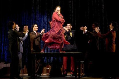 Cristina Hoyos, durante uno de los momentos del espectáculo <i>Poema del cante jondo</i>.