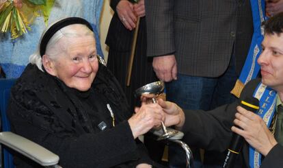 Irena Sendlerowa en una recepción en la que niños polacos le presentaron la Orden de las Sonrisas en Abril de 2007 en Varsovia.