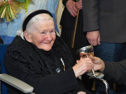 Irena Sendlerowa en una recepción en la que niños polacos le presentaron la Orden de las Sonrisas en Abril de 2007 en Varsovia.