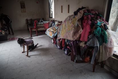 Liz gatea en la habitación donde vive con su madre.