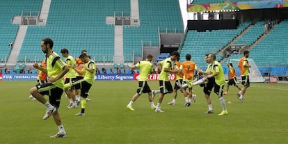 Los jugadores se ejercitan en el entrenamiento.